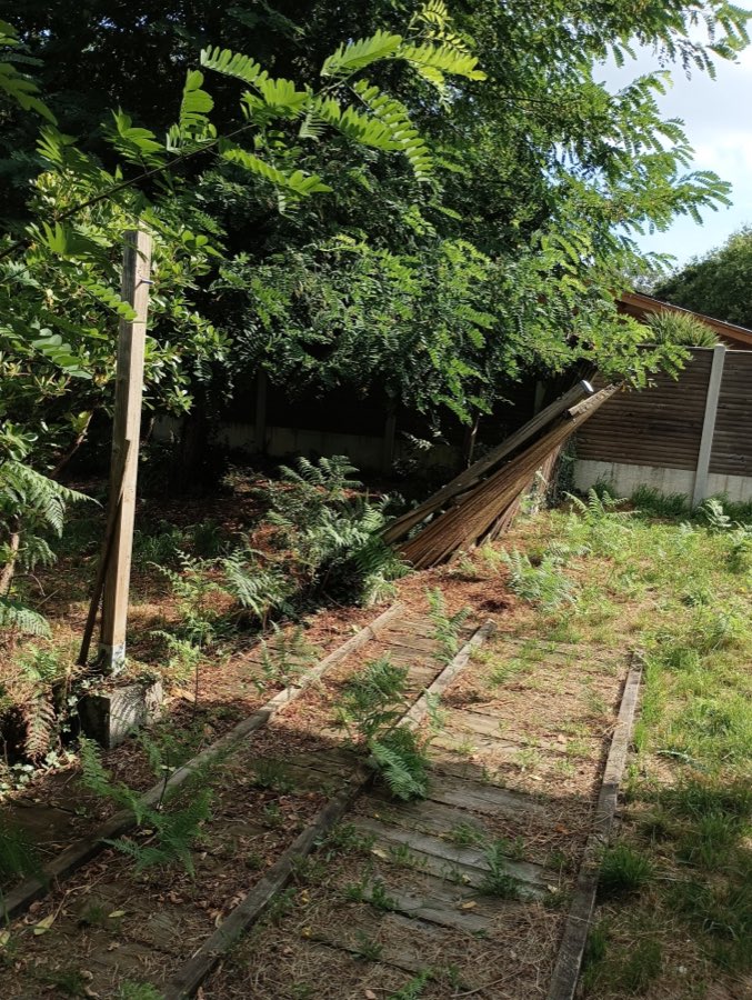 Clôture en bois effondrée et dégradée avant intervention